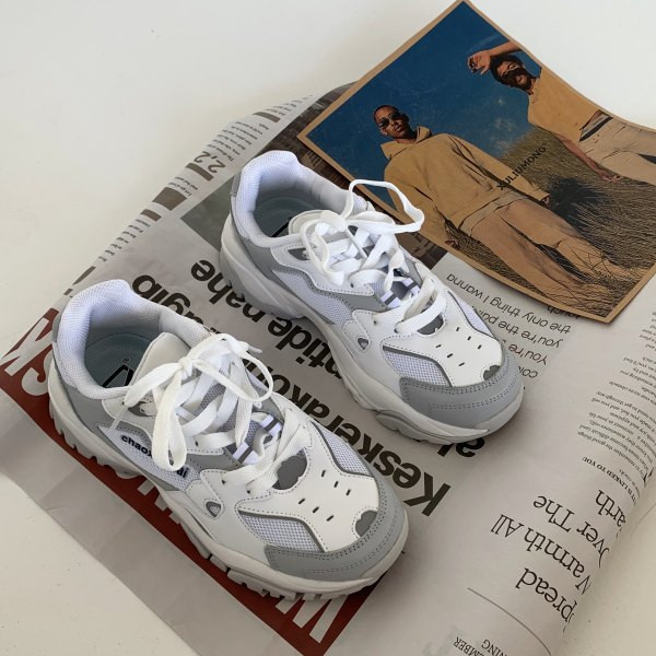 Ženske sportske tenisice s mrežicom i natpisom