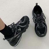 Ženske sportske tenisice sa natpisom i mrežom