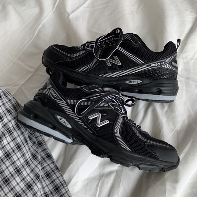 Ženske sportske tenisice sa natpisom i mrežom