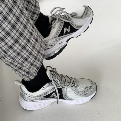 Ženske sportske tenisice sa natpisom i mrežom