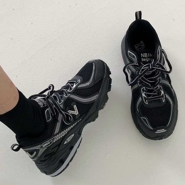 Ženske sportske tenisice sa natpisom i mrežom