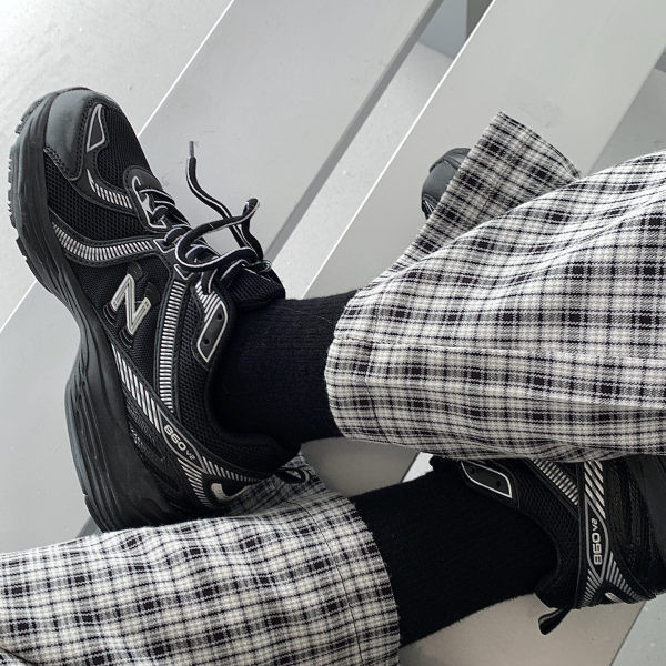 Ženske sportske tenisice sa natpisom i mrežom