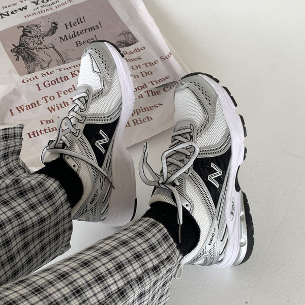 Ženske sportske tenisice sa natpisom i mrežom