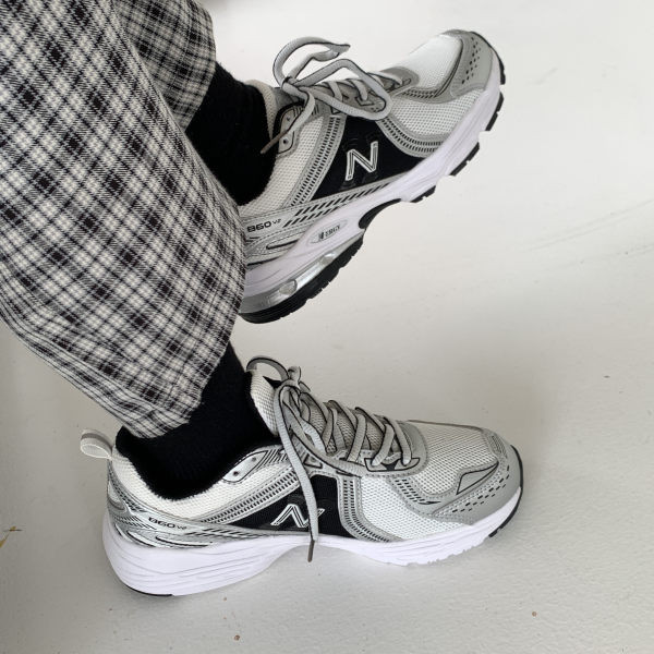 Ženske sportske tenisice sa natpisom i mrežom