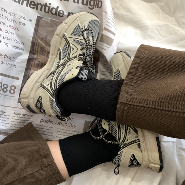 Sportske tenisice s mrežicom i grubim potplatom