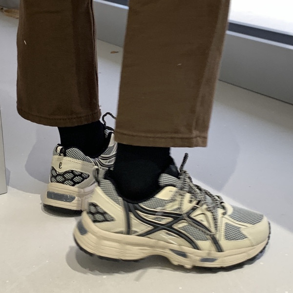 Sportske tenisice s mrežicom i grubim potplatom