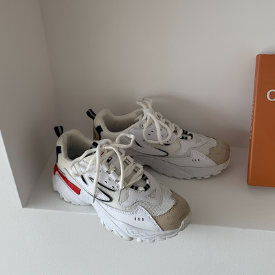 Novi model sportskih ženskih tenisica - u bijeloj i crnoj boji