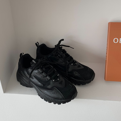 Novi model sportskih ženskih tenisica - u bijeloj i crnoj boji