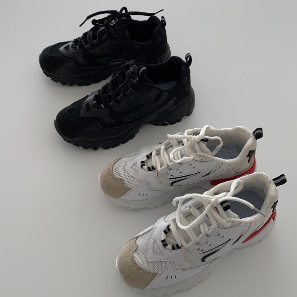 Novi model sportskih ženskih tenisica - u bijeloj i crnoj boji