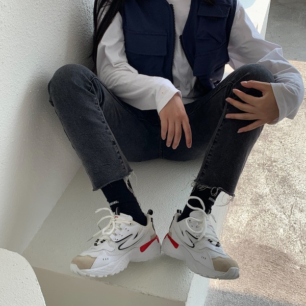 Novi model sportskih ženskih tenisica - u bijeloj i crnoj boji