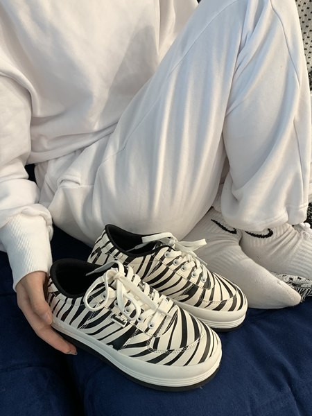 Ženske tenisice sa animal printom i vezicama