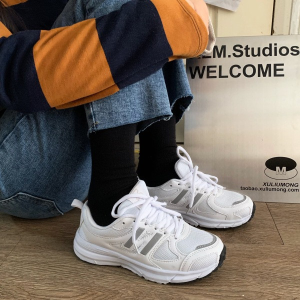 Novi model ženskih tenisica sa vezicama - pogodne za trčanje