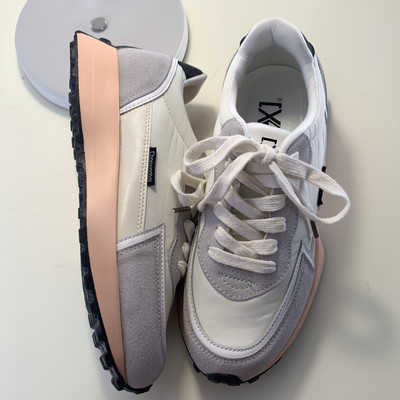 Ženske tenisice u boji sa grbom