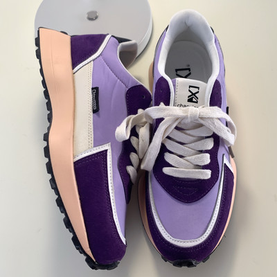 Ženske tenisice u boji sa grbom