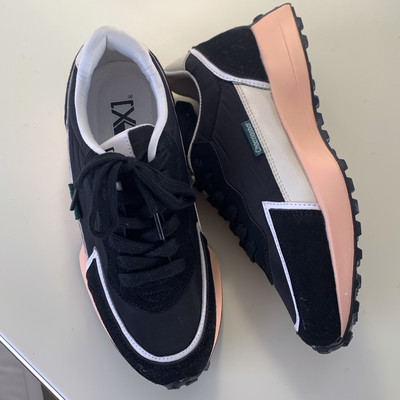 Ženske tenisice u boji sa grbom