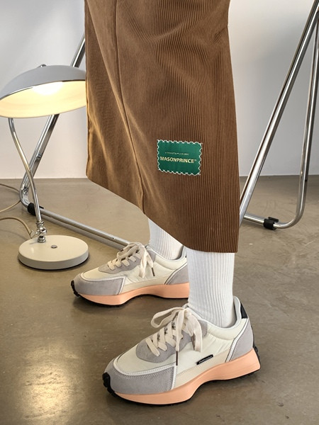 Ženske tenisice u boji sa grbom