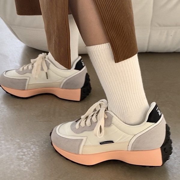 Ženske tenisice u boji sa grbom