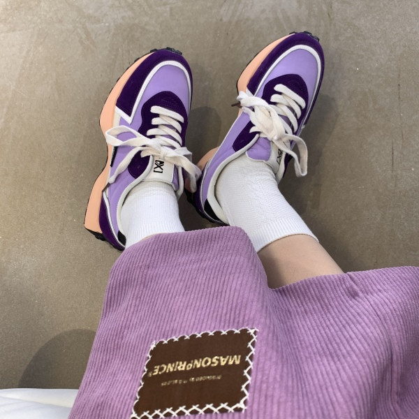 Ženske tenisice u boji sa grbom