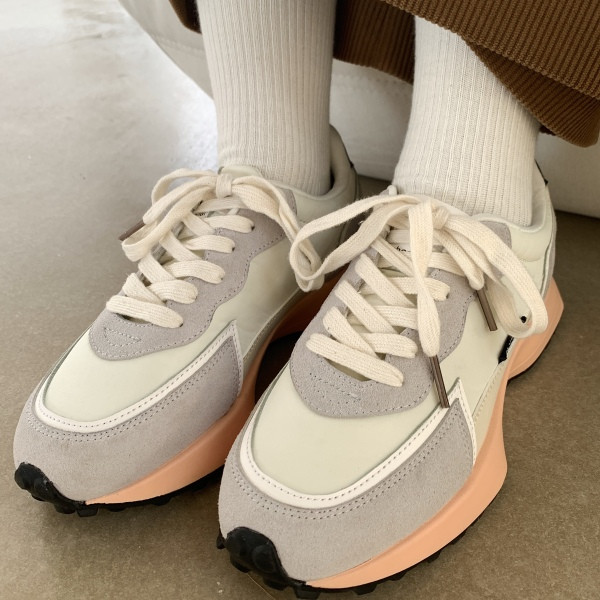 Ženske tenisice u boji sa grbom