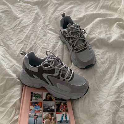 Нов модел ежедневни дамски маратонки в сив и бял цвят