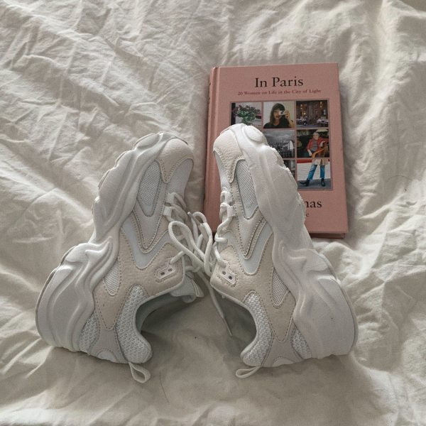 Нов модел ежедневни дамски маратонки в сив и бял цвят