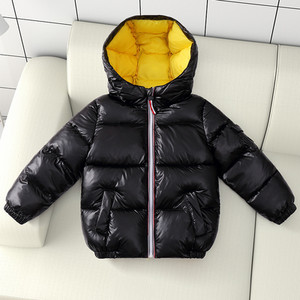 Dnevna dječja jakna s patentnim zatvaračem i kapuljačom pogodna za zimu