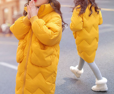 Moderna duga dječja jakna za djevojčice s visokim ovratnikom u žutoj, crnoj i crvenoj boji