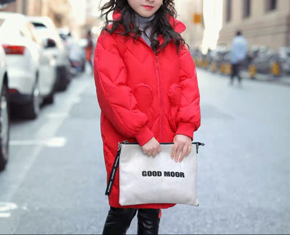 Moderna duga dječja jakna za djevojčice s visokim ovratnikom u žutoj, crnoj i crvenoj boji