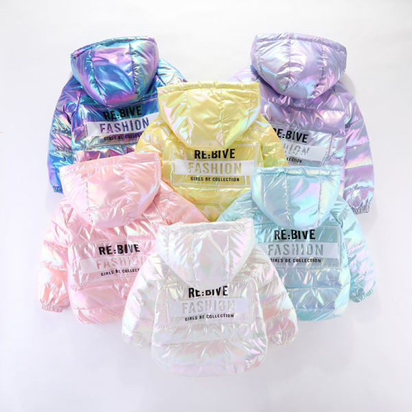 Bērnu jaka ar kapuci un spīdīgu efektu