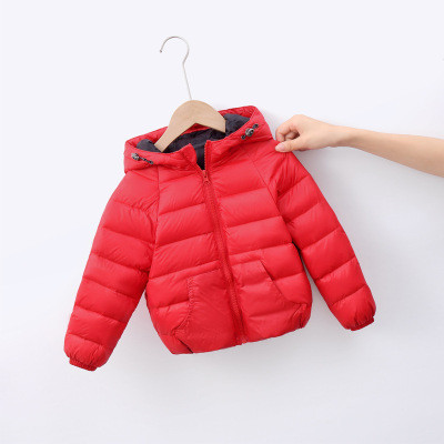 Jednobojna dječja jakna s kapuljačom i džepovima