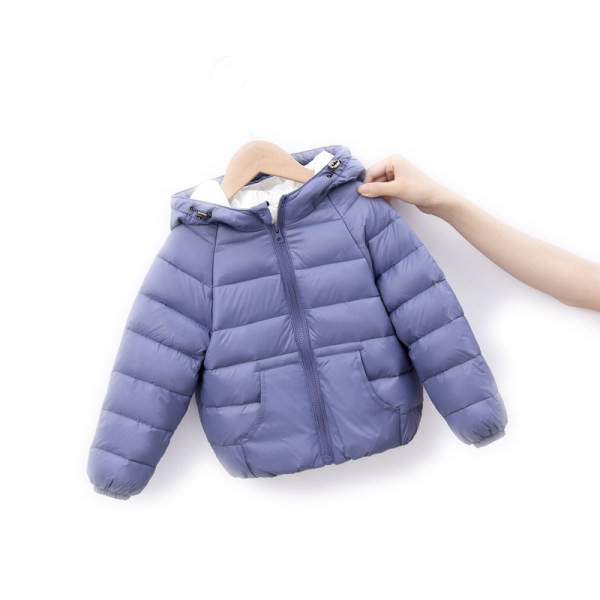 Jednobojna dječja jakna s kapuljačom i džepovima