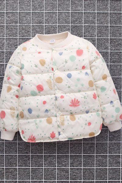 Proljetna dječja jakna s gumbima i uzorkom
