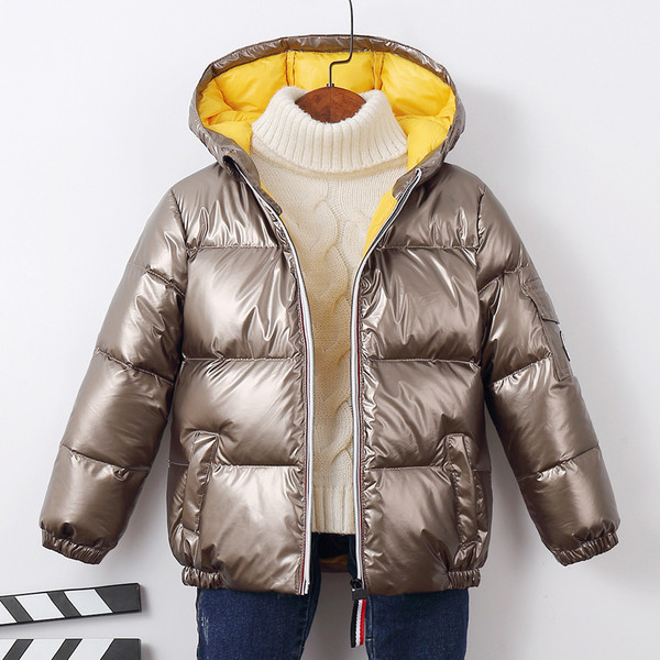 Zimska jakna s kapuljačom i sjajnim efektom