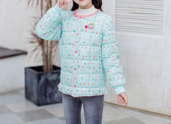 Laisvalaikio vaikiška striukė mergaitėms su raštais ir garbanomis