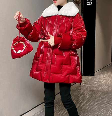 Zimska jakna za djevojčice s patentnim zatvaračem i vezama u crvenoj boji