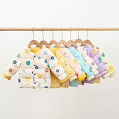 Moderna dječja jakna sa šarenim aplikacijama i gumbima