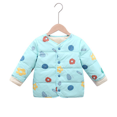 Moderna dječja jakna sa šarenim aplikacijama i gumbima