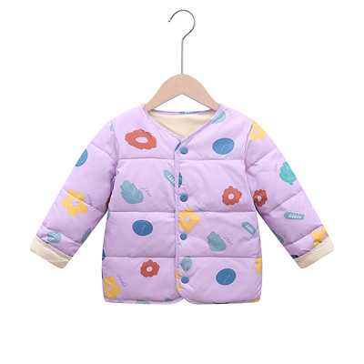 Moderna dječja jakna sa šarenim aplikacijama i gumbima