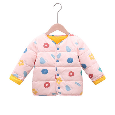 Moderna dječja jakna sa šarenim aplikacijama i gumbima