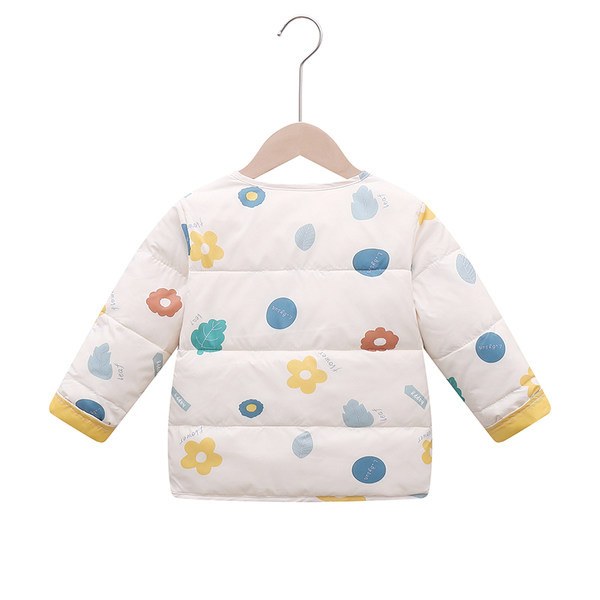 Moderna dječja jakna sa šarenim aplikacijama i gumbima