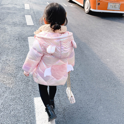 Moderna dječja jakna blago rezani model s kapuljačom