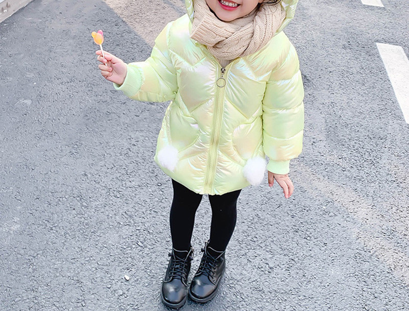 Moderna dječja jakna blago rezani model s kapuljačom