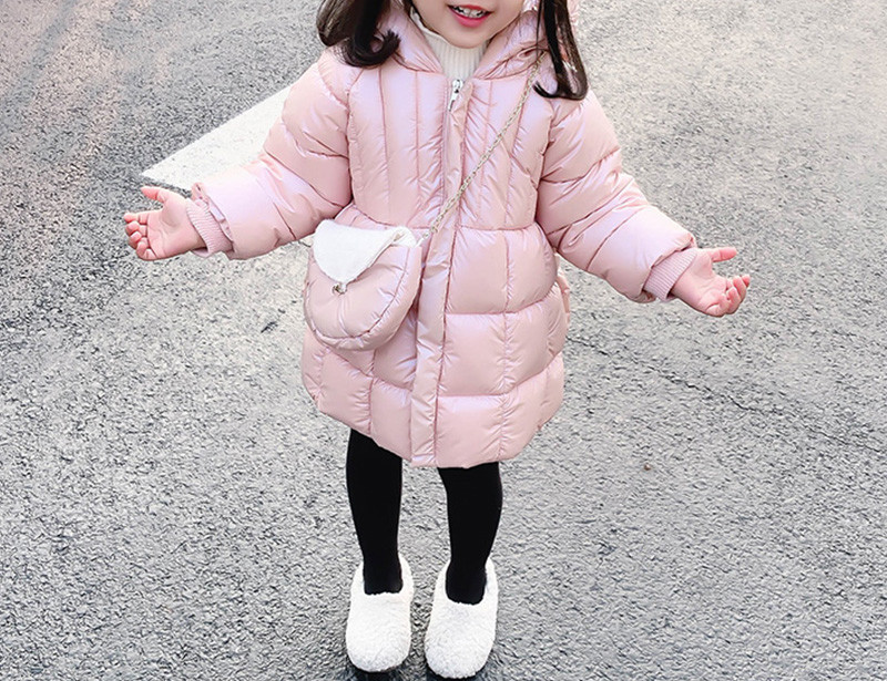 Moderna dječja jakna blago rezani model s kapuljačom