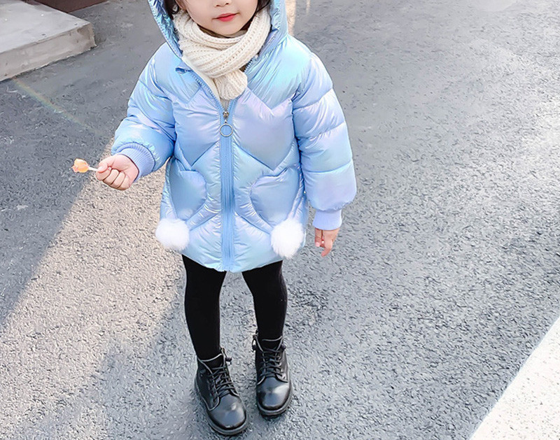 Moderna dječja jakna blago rezani model s kapuljačom