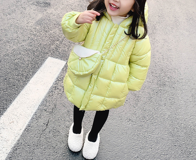 Moderna dječja jakna blago rezani model s kapuljačom