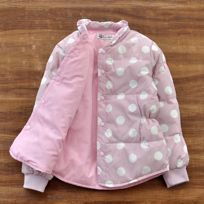 Dječja jakna na točkice s niskim ovratnikom i gumbima