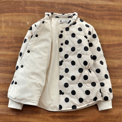 Dječja jakna na točkice s niskim ovratnikom i gumbima