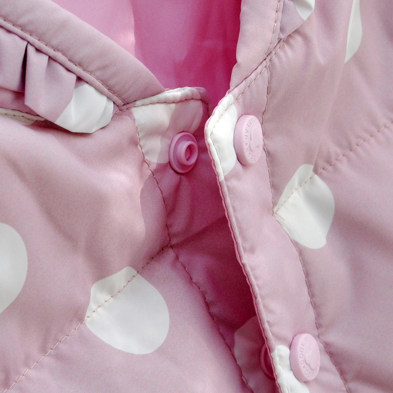 Dječja jakna na točkice s niskim ovratnikom i gumbima