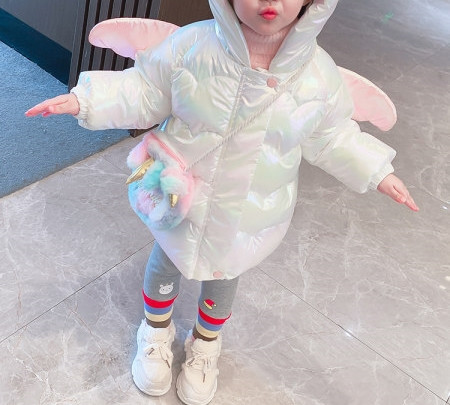 Moderna dječja jakna s kapuljačom i 3D elementom