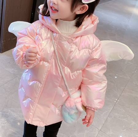 Moderna dječja jakna s kapuljačom i 3D elementom